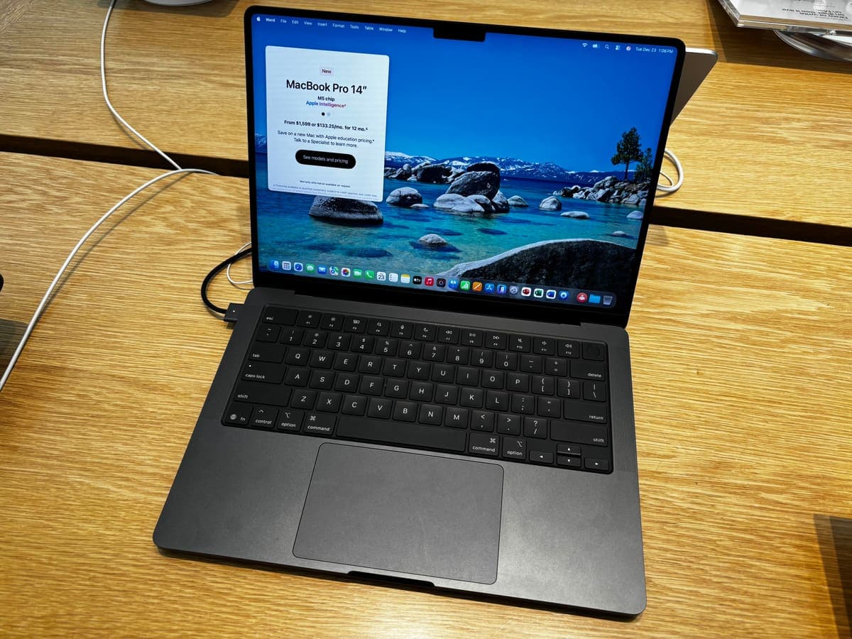 Apple MacBook Pro 14 — Tuş ve ekran kusursuz 3