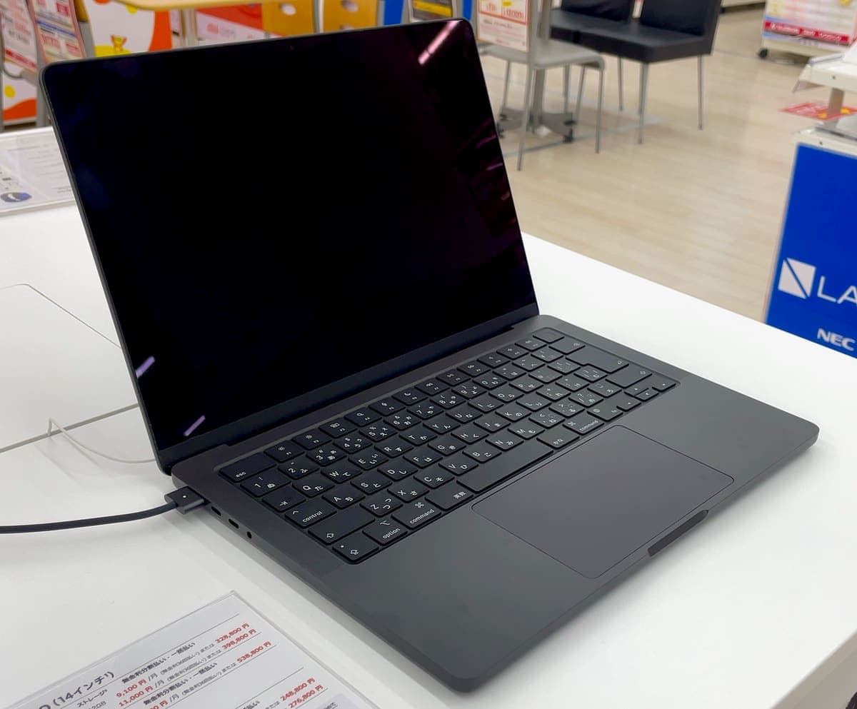 Apple MacBook Pro 14 — Tuş ve ekran kusursuz 2