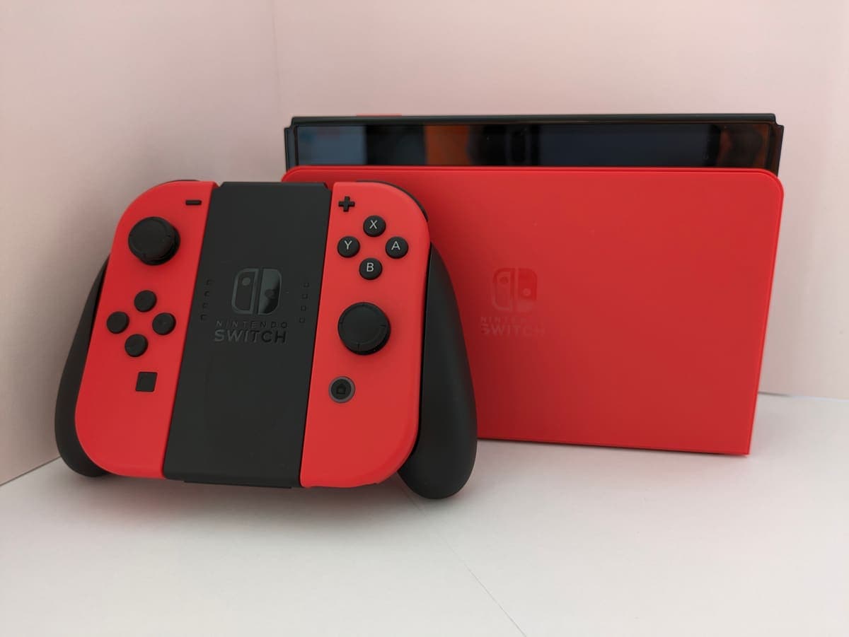 Nintendo Switch OLED — İki kolu birlikte 3