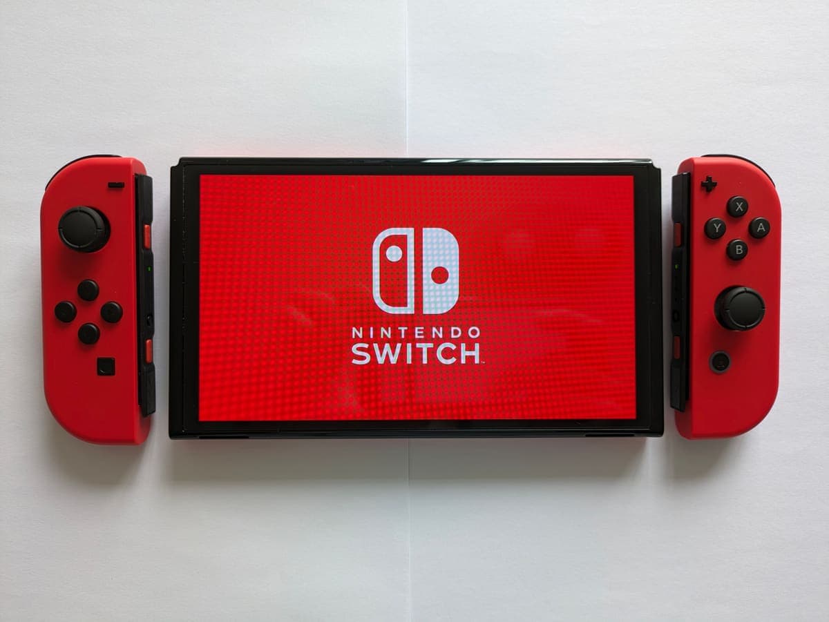 Nintendo Switch OLED — İki kolu birlikte 4