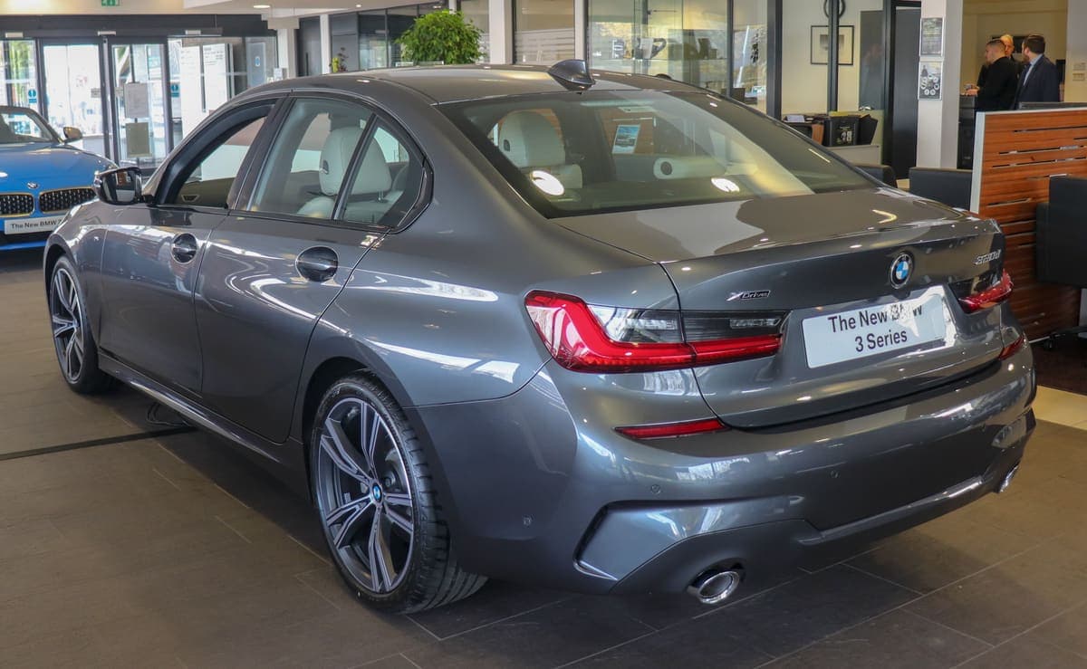 2020 BMW 320i First Edition — Garaj arabası, az kullanılmış 2