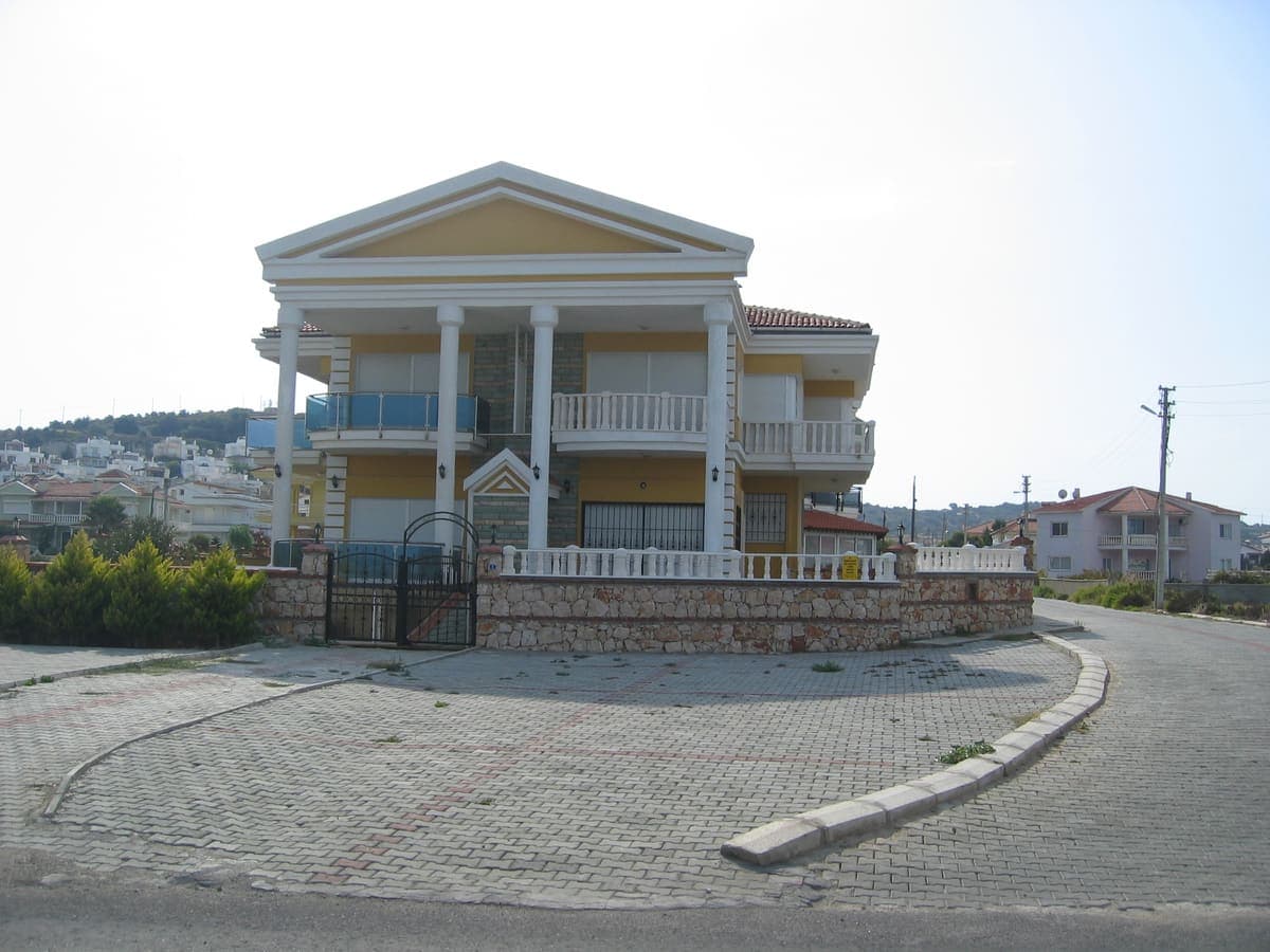 Altıntaş Hürriyet Mahallesi'nde Villa | 235 m² — Havuzlu, özel bahçeli